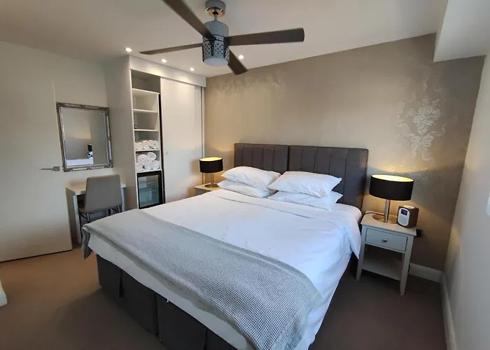Modern 2 Bedroom Flat With Private Outdoor Terrace