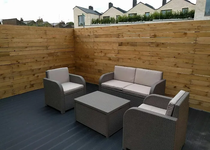 Modern 2 Bedroom Flat With Private Outdoor Terrace